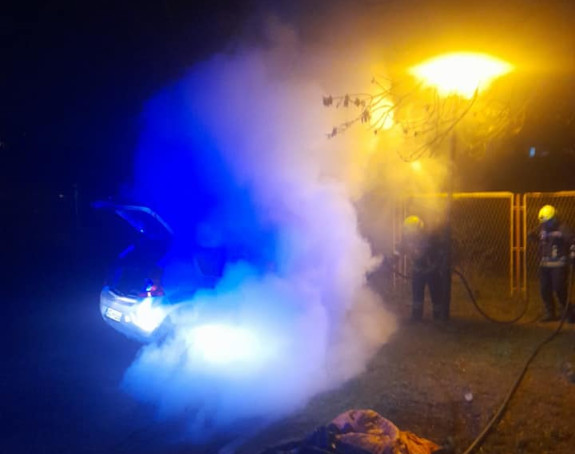 Gorio automobil u BL, vatrogasci intervenisali