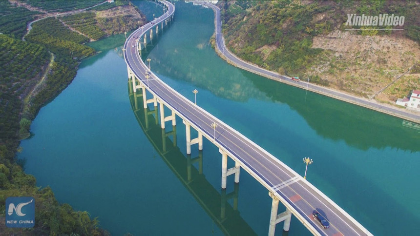 Kinezi imaju autoput koji prolazi sredinom reke!