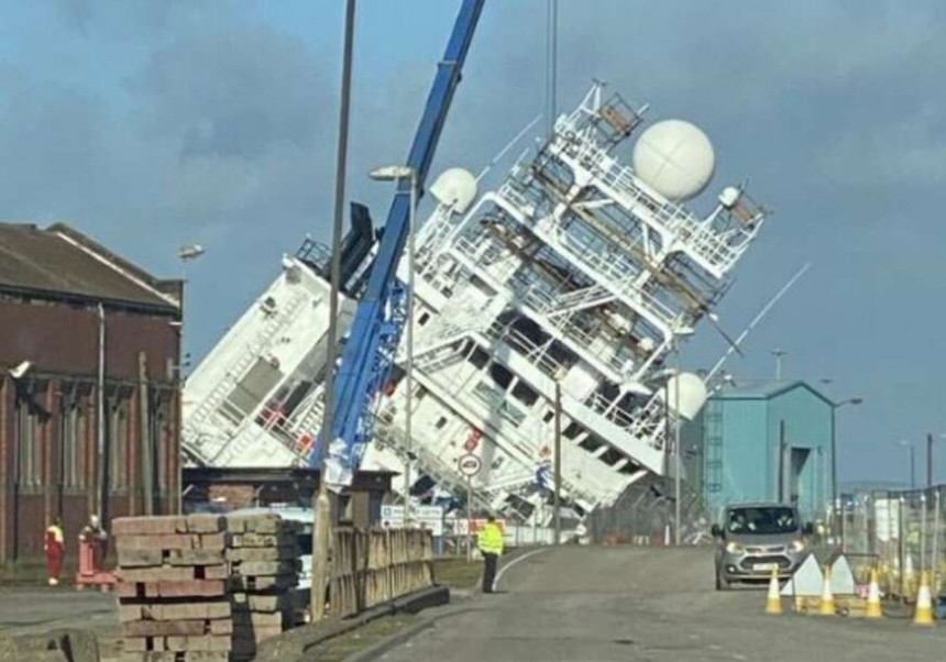Prevrnuo se ogroman brod u škotskoj luci