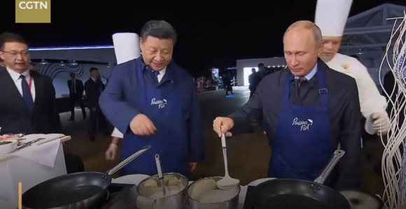 Kako izgleda kada Putin i Si prave palačinke (VIDEO)