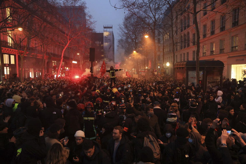 Haos u Parizu: 800.000 ljudi na ulici, policija hapsi