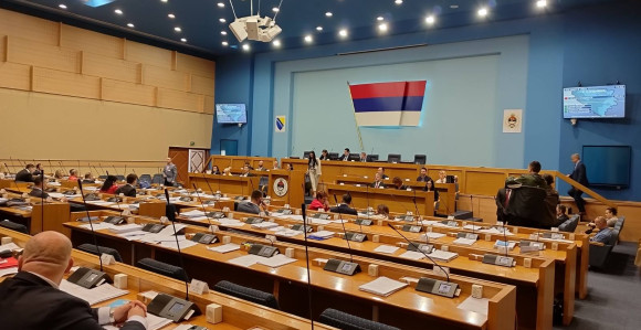 Pogledajte kojih 49 poslanika je protiv slobode govora