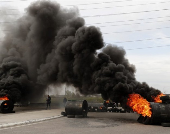 Gore policijska vozila i ulice: U Francuskoj haos