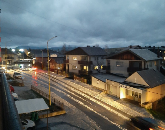 Nevrijeme pogodilo Vlasenicu: Ulice prekrivene ledom