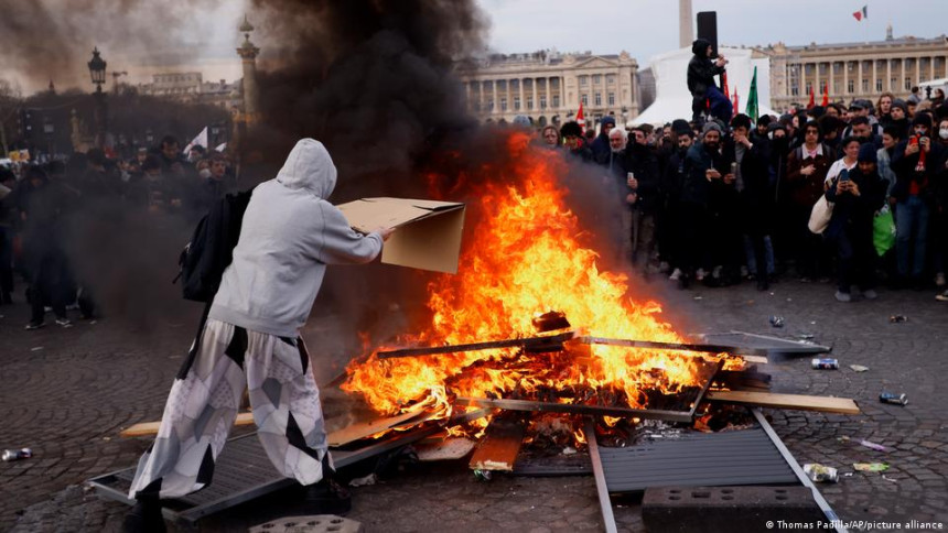 Vlada Francuske ne odustaje uprkos protestima