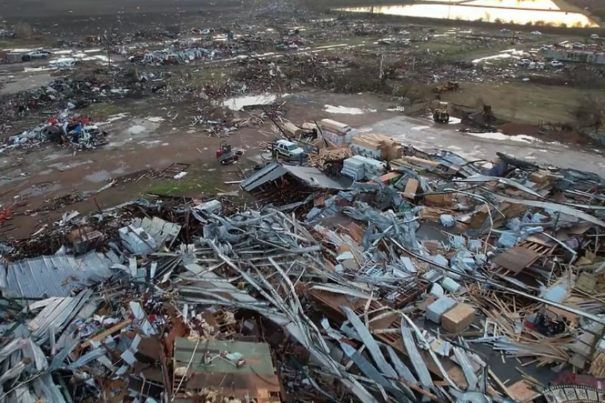 Разорни торнадо у Америци: Град потпуно уништен