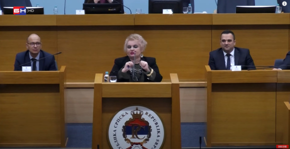 Obrenka Slijepčević napravila šou u Skupštini (VIDEO)