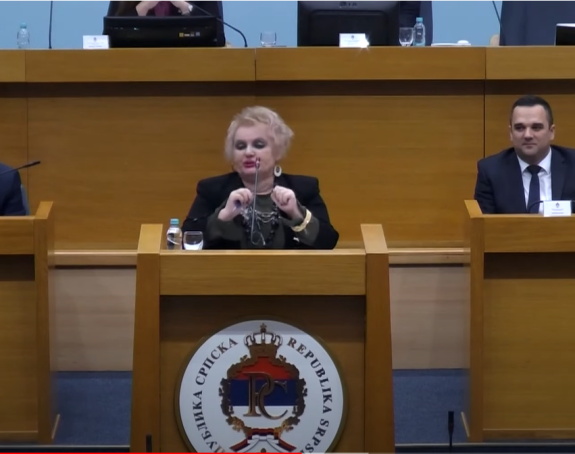 Obrenka Slijepčević napravila šou u Skupštini (VIDEO)
