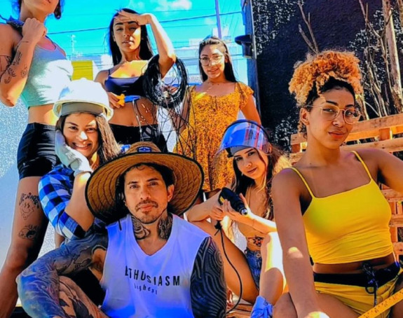 Živi sa šest žena sa kojima želi da ima decu ali mu je za to neophodna - sedma