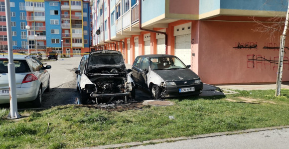 Istočno Sarajevo: Noćas zapaljena dva automobila