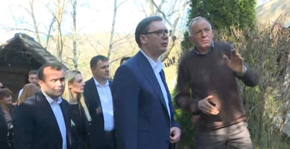 Vučić u Raškoj: Obišao etno selo i muzej Toplina duše