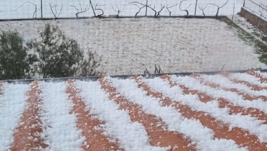 Jak grad u Dalmaciji, debljina leda i do 10 centimetara