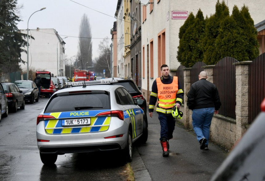 Страдали ученик пао са петог спрата клуба у Прагу