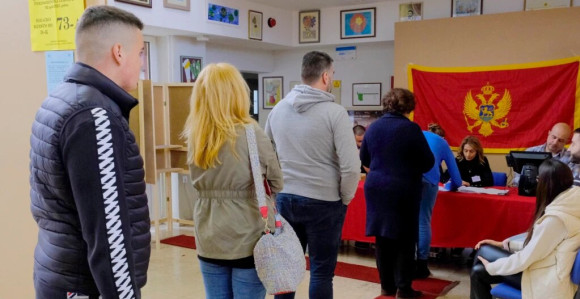 CG: Do 11 sati glasalo 21,6 % ili oko 117.300 birača