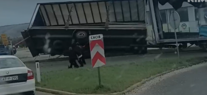 Вјетар преврнуо камион на излазу из Мостара