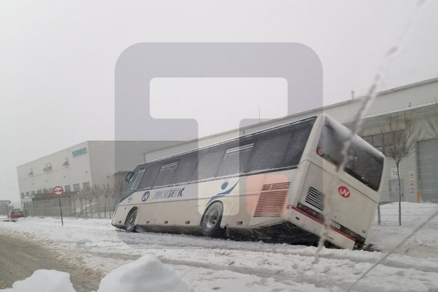 Код Крагујевца аутобус слетио са пута