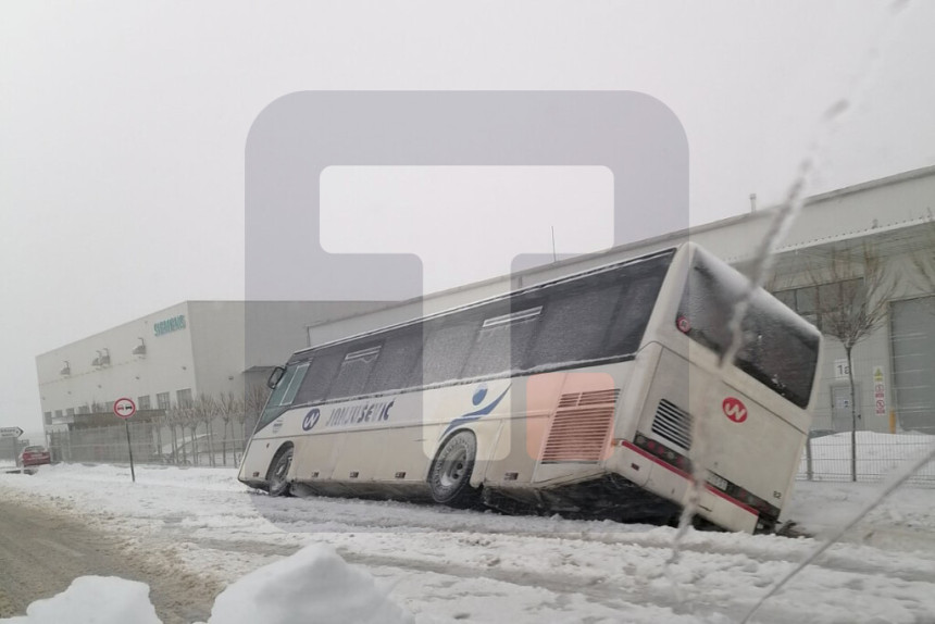 Kod Kragujevca autobus sletio sa puta