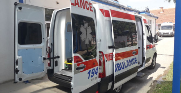 Дрво пало на двије дјевојчице у Београду