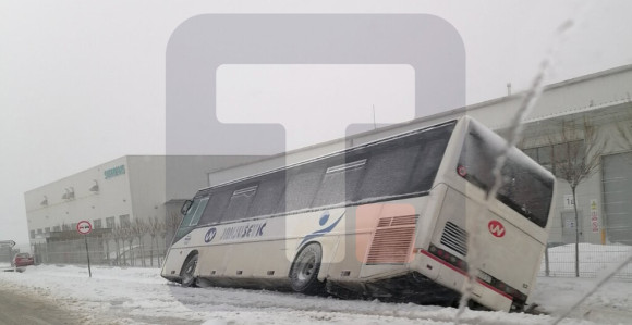 Код Крагујевца аутобус слетио са пута