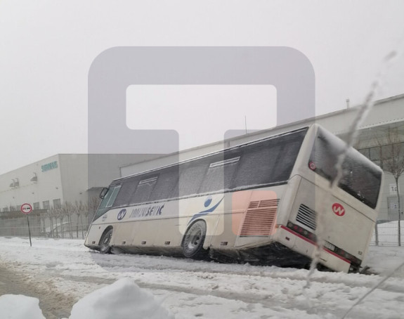 Kod Kragujevca autobus sletio sa puta