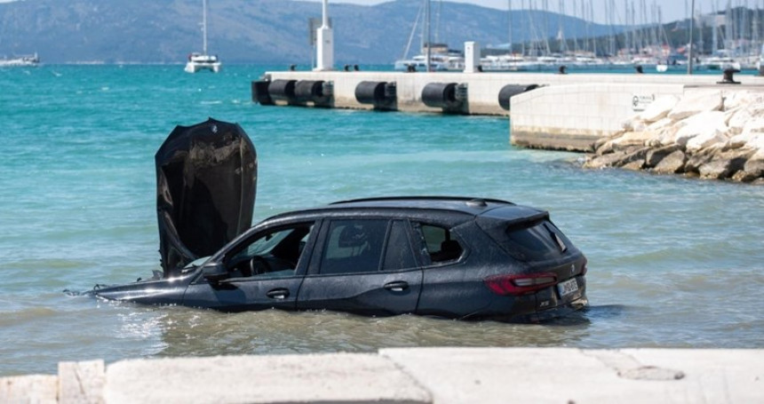 BMW-om udarila kamion, pa upali u more (FOTO)