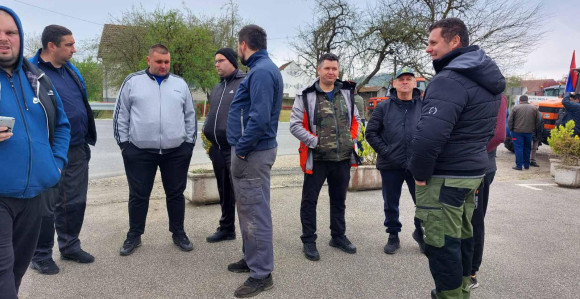 Пољопривредници и у Козарској Дубици траже своја права