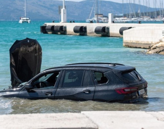 BMW-om udarila kamion, pa upali u more (FOTO)