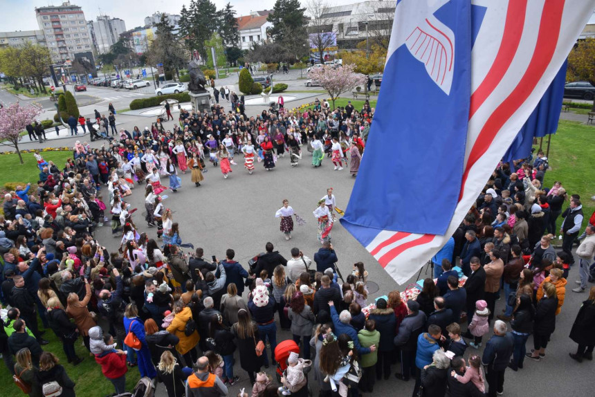 Bijeljina: Lazarice igrale i pjevale za rodnu godinu