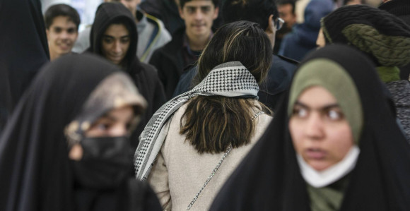 Iran: Kamerama kontrolišu koliko žena nosi hidžab