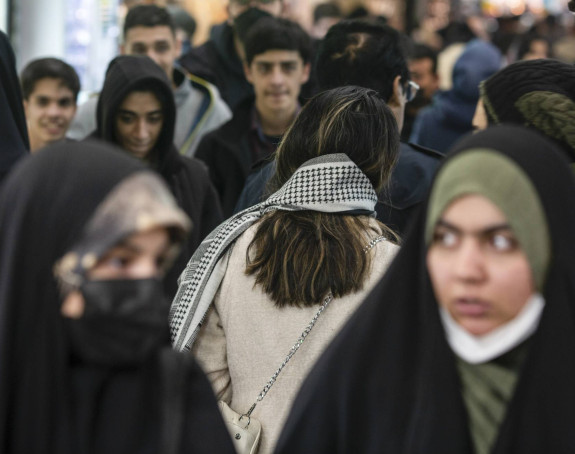 Иран: Камерама контролишу колико жена носи хиџаб