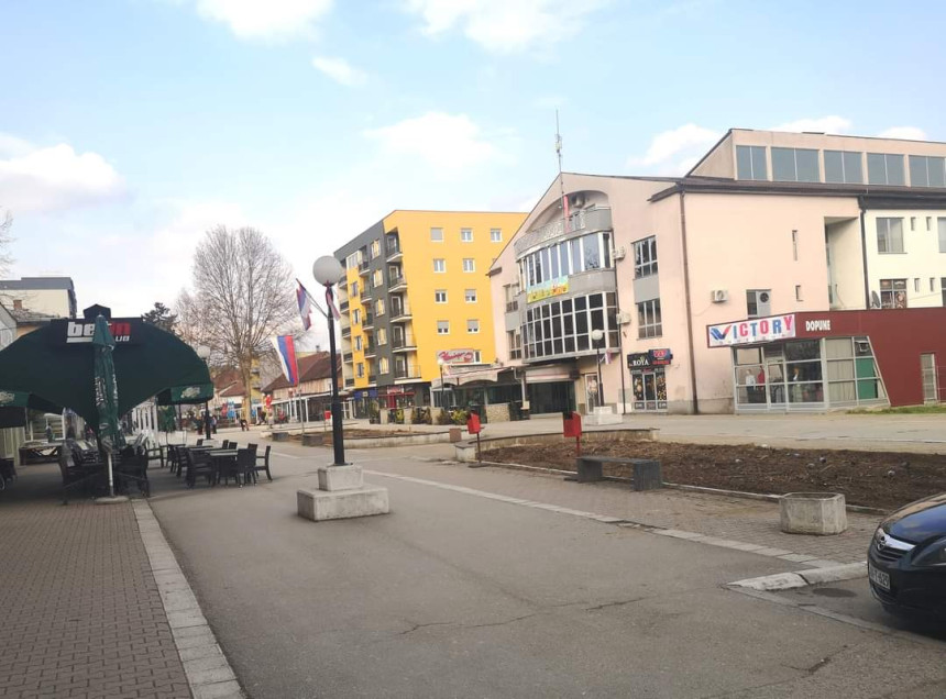 Od nove vlasti u Bratuncu prvi stradao drvored (FOTO)