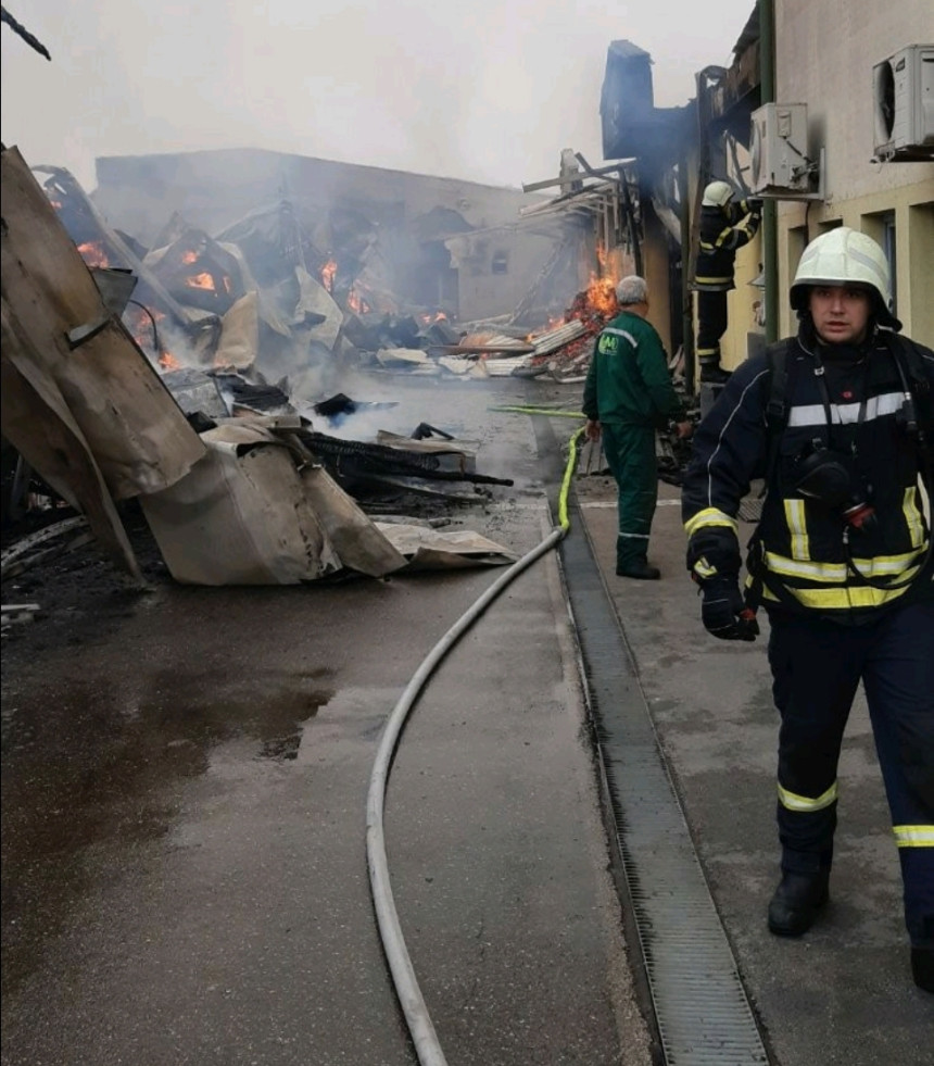 Novi detalji požara: Izgorjele četiri proizvodne hale (VIDEO)