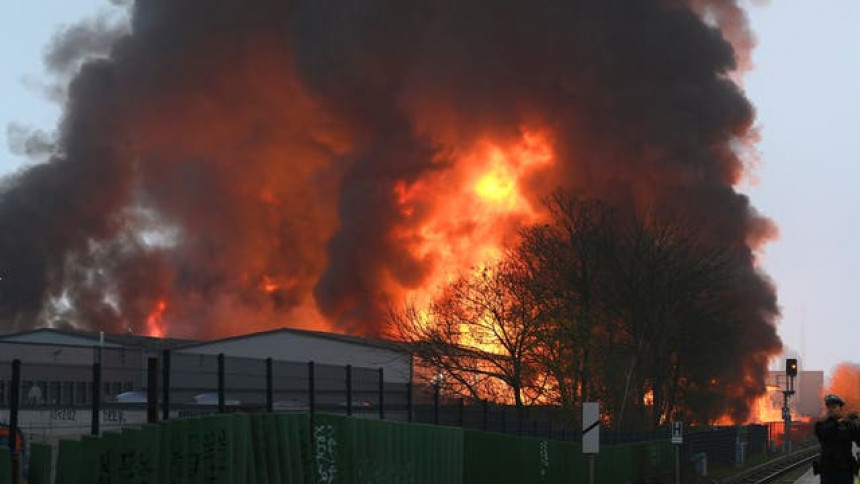 Bukti požar u Hamburgu, cure hemikalije (VIDEO)