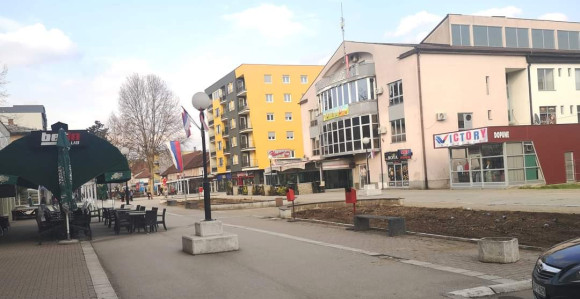 Od nove vlasti u Bratuncu prvi stradao drvored (FOTO)
