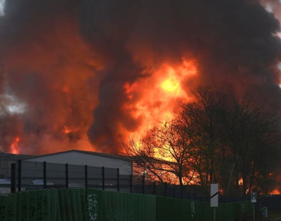 Bukti požar u Hamburgu, cure hemikalije (VIDEO)