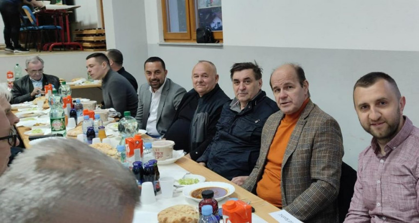 Петровић, Јеринић и Букејловић на ифтару у Шеварлијама