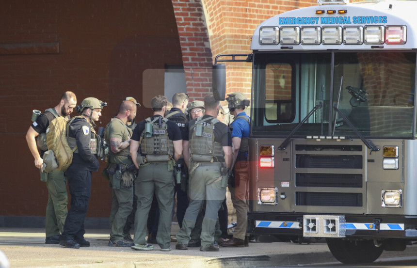 Radnik banke ubio pet kolega, napad prenosio uživo