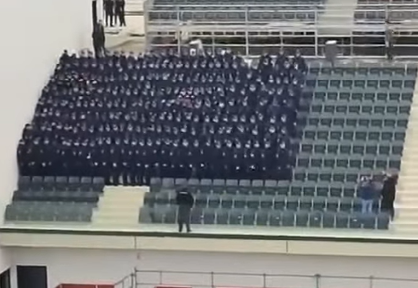 Urnebesan snimak: Polaznici MUP RS skakali po tribini