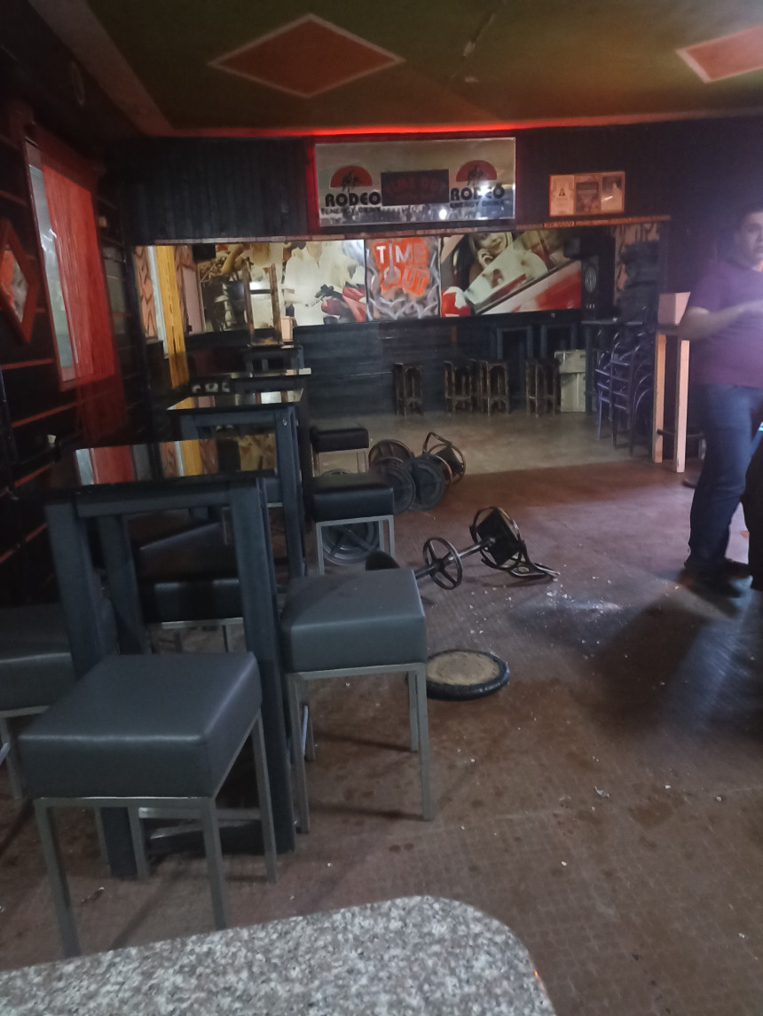 Pripadnici MUP-a demolirali kafić i pretukli vlasnika