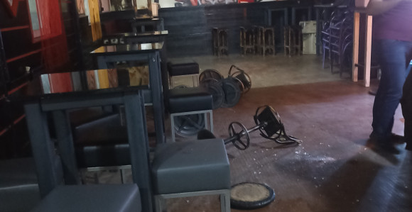 Pripadnici MUP-a demolirali kafić i pretukli vlasnika