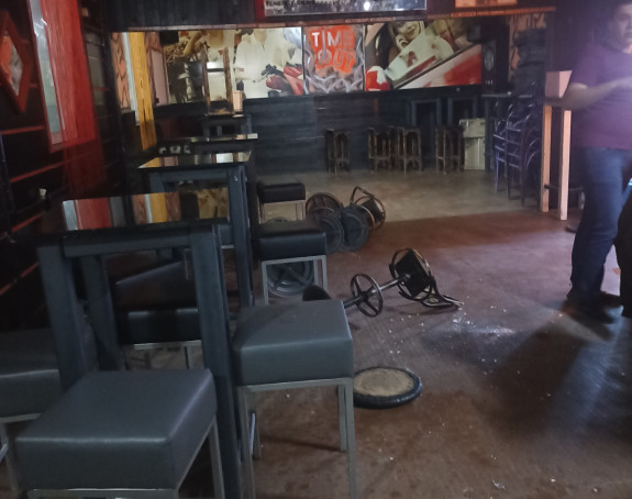 Pripadnici MUP-a demolirali kafić i pretukli vlasnika