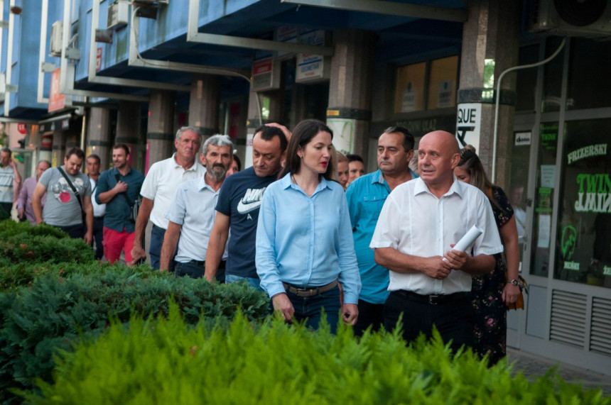 Poslanik Radislav Dončić sa Jelenom Trivić. Razlog: Istinska borba protiv režima