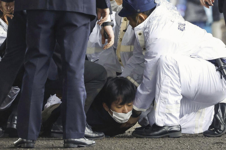 Бачена бомба на премијера Јапана, нападач савладан