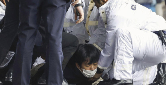 Bačena bomba na premijera Japana, napadač savladan