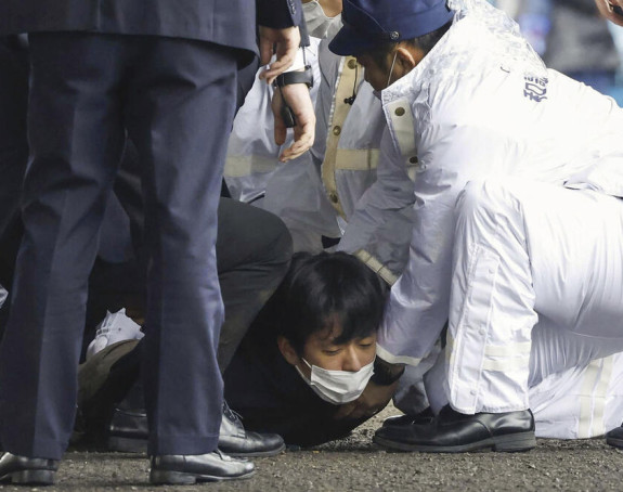 Bačena bomba na premijera Japana, napadač savladan