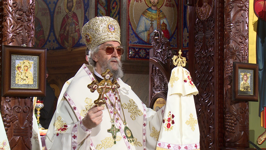 Епископ бањалучки Јефрем служио поноћну литургију