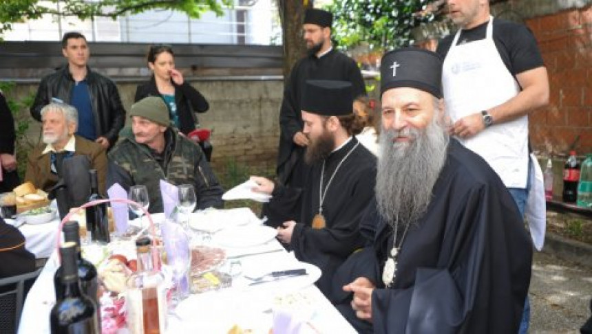 Patrijarh na Vaskršnjem ručku sa beskućnicima