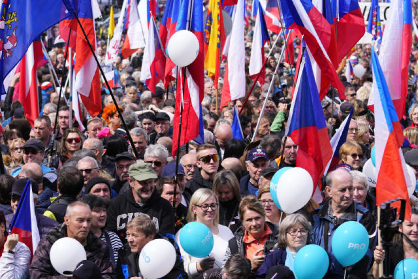 Oko 35.000 ljudi na antivladinom skupu u Pragu