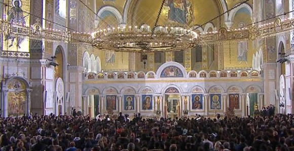 Vjernici slave Vaskrs, patrijarh služi liturgiju