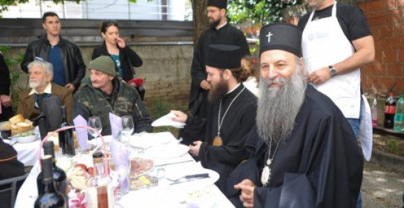 Patrijarh na Vaskršnjem ručku sa beskućnicima